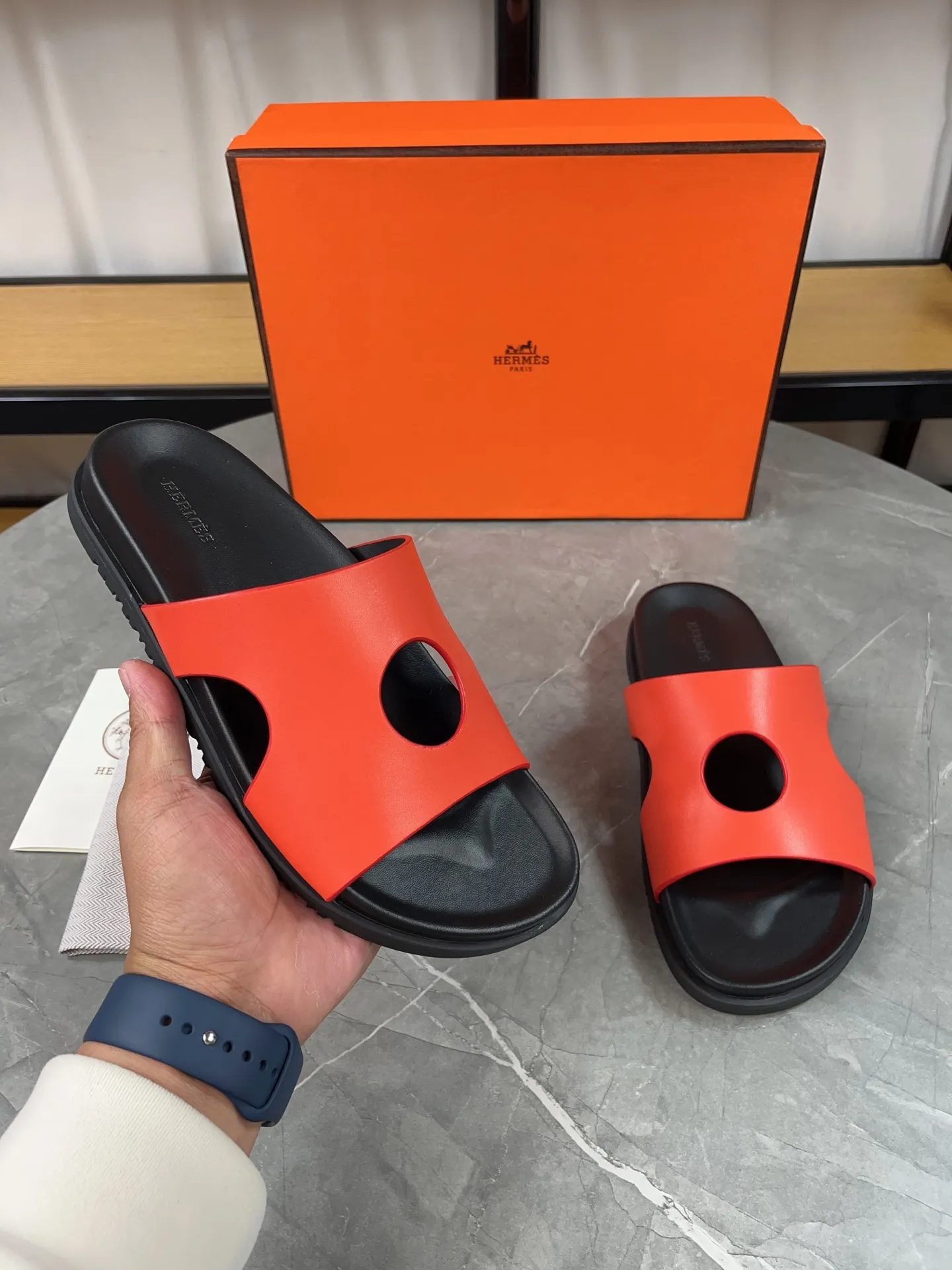 p400🐮🐮H family classic (couple style) Hermes Hermes spring and summer sandals series! Classic style, always popular slippers - sandals, great with any combination! ! ! Upper: imported PU inner lining: imported mixed sheepskin Outsole: Tpu non-slip and wear-resistant outsole Female size: 35-40 (customized at 41) Male size: 39-45 (customized at 39.45)